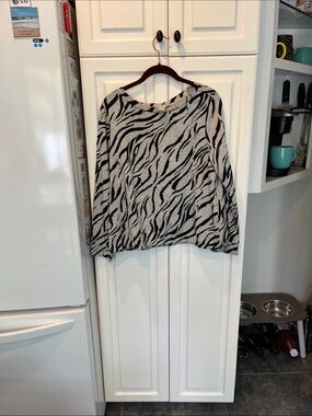 Chicos Gray & Black Top Size 1=10